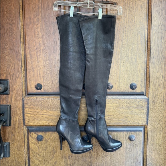 Vera Wang heel boots size 5